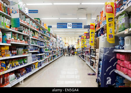 Das Innere eines Tesco Supermarkt. Stockfoto