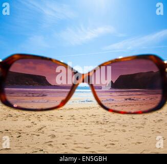 Blick auf Sandstrand Landschaft durch ein paar Sonnenbrille Stockfoto