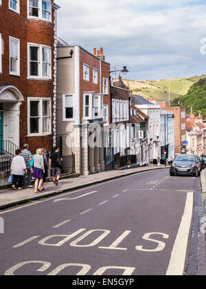 Ein Teil der High Street in Lewes in Richtung Fluss Ouse & Cliffe High Street, Lewes, East Sussex. Stockfoto