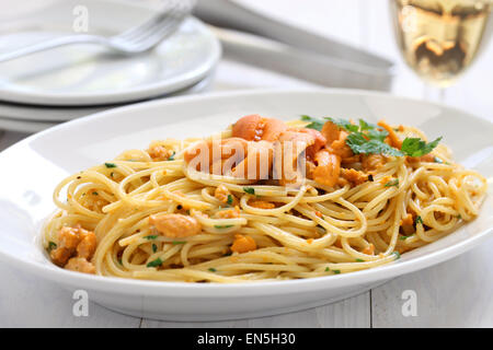 Nudeln mit Seeigel Rogen, italienische Küche Stockfoto