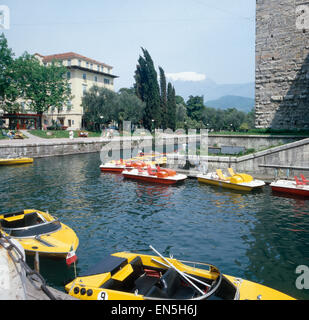 Urlaub in Riva del Garda, Gardasee, Italien 1970er Jahre. Urlaub in Riva del Garda, Gardasee, Italien der 1970er Jahre. Stockfoto