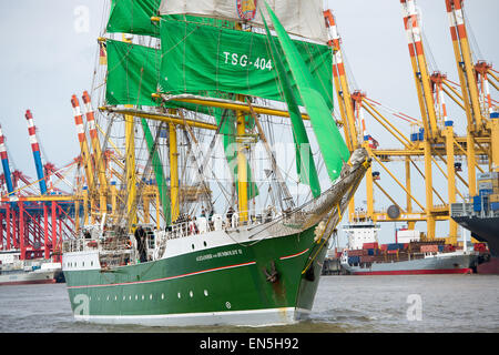 Das Training-Segelschiff Alexander von Humboldt II hat die grünen Segeln auf der Weser vor Bremerhaven, Deutschland, 28. April 2015 gesetzt. Bremerhaven-Segelschiff, genau wie sein Vorgänger, hat jetzt grüne Segel. Laien lernen Segeln auf dem Traditionssegler-Shop. Ein besonderes Augenmerk wird auf die Jugendarbeit gelegt. "Alex 2" wird ein breites Publikum während der Hamburger Hafengeburtstag vom 08 bis 10. Mai 2015 vorzulegen. Foto: MAURIZIO GAMBARINI/dpa Stockfoto