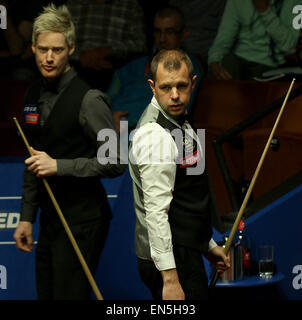 Sheffield, UK. Neil Robertson in Aktion gegen Barry Hawkins in den letzten 8 von Betfred World Snooker Championship im Crucible Theatre. 28. April 2015. Bildnachweis: Michael Cullen/ZUMA Draht/Alamy Live-Nachrichten Stockfoto