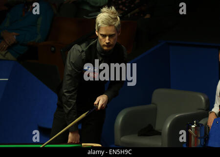 Sheffield, UK. Neil Robertson in Aktion gegen Barry Hawkins in den letzten 8 von Betfred World Snooker Championship im Crucible Theatre. 28. April 2015. Bildnachweis: Michael Cullen/ZUMA Draht/Alamy Live-Nachrichten Stockfoto