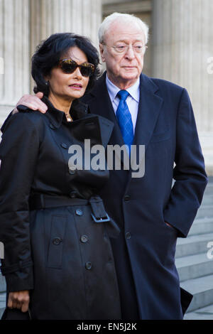 Shakira Baksh und Michael Caine zu besuchen ein Gedenkgottesdienst für die späten britischen Friseur Vidal Sassoon in der St. Pauls Cathedral. Stockfoto