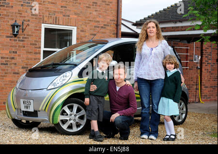 Betriebene Elektroauto in einem Einfamilienhaus in einer Garage UK einstecken Stockfoto