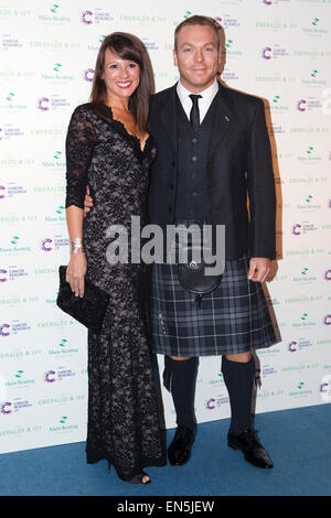 Sir Chris Hoy (rechts) und seine Frau Sarra Kemp besuchen jährlich Smaragde und Ivy Ball bei Supernova in Embankment Gardens, London zugunsten von Cancer Research UK und der Marie Keating Foundation. Stockfoto