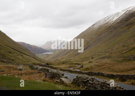 Der Lake District Cumbria 28. April 2015 sehr kalten wind & Schnee auf hohe Berge im Lake District. Blick nach Norden von The Kirkstone Pass hinunter die Brüder Wasser Credit: Gordon Shoosmith/Alamy Live News Stockfoto