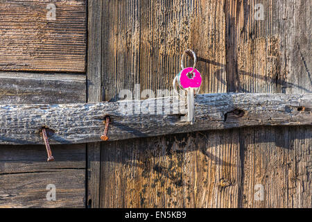 Tasten copyspace Konzept verloren gefunden verlassene Sinne hängen an die Holzwand mit rostigen Nägeln closeup Stockfoto