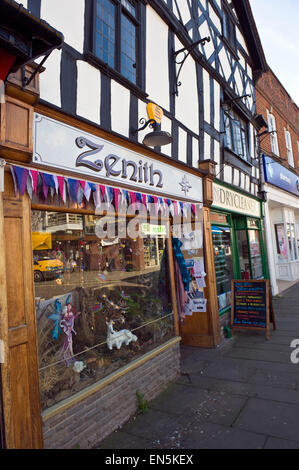 Zenith Kristalle + Bekleidungsgeschäft & Reinigungen Shop auf Mais Square in Stadt von Leominster Herefordshire England UK Stockfoto