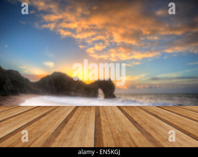 Schönen Sonnenaufgang über dem Meer mit Rock-Stack im Vordergrund mit Holzbohlen Boden Stockfoto