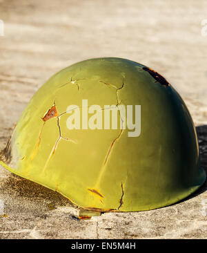 Grünen Helm im Krieg, platziert auf einem Beton verwendet. Stockfoto