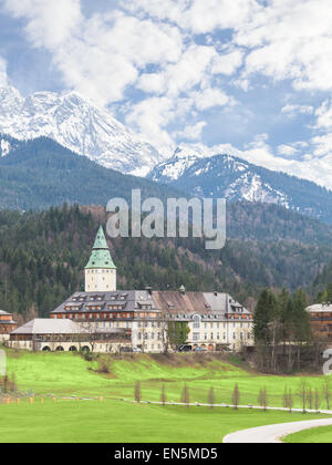 Hotel Schloss Elmau Palast in bayerischen Alpen werden die Website des 41. internationalen Forum G7-Gipfels am 7. / 8. Juni 2015. Vertikale Landschaft mit alpinen Berge und Tal. Stockfoto