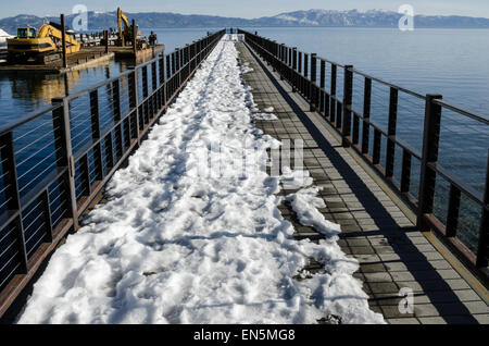 Blick auf teilweise überdachte Pier mit Schnee, Lake Tahoe Stockfoto