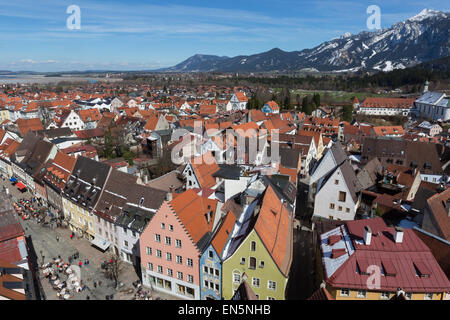 Blick auf den Nord-Osten von Hohes Schloss Füssen, gegenüber dem Franziskanerkloster, Forggensee und den Bayerischen Alpen Stockfoto