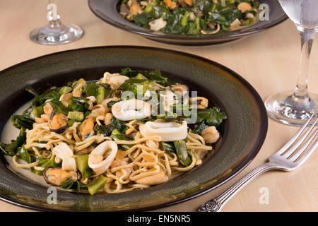 Nudeln mit Meeresfrüchten auf dem Silbertablett serviert Stockfoto