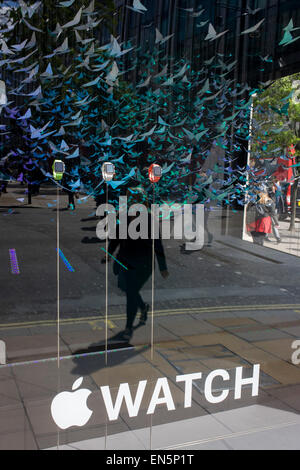 Apple Uhren angezeigt in ein Eckfenster des Kaufhauses, Selfridges in der Londoner Oxford Street. Stockfoto