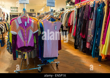 New York, NY, USA, im "Zweiten Mal" Vintage Clothing Store in Soho, Kleidung Racks auf dem Display Stockfoto