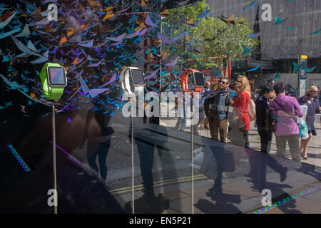 Apple Uhren angezeigt in ein Eckfenster des Kaufhauses, Selfridges in der Londoner Oxford Street. Stockfoto