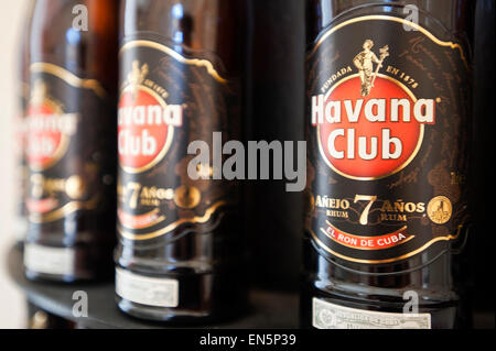 Horizontale Nahaufnahme von Flaschen des kubanischen Rums zum Verkauf. Stockfoto