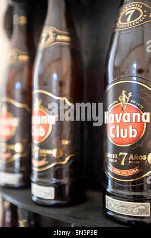 Vertikale Nahaufnahme von Flaschen des kubanischen Rums zum Verkauf. Stockfoto