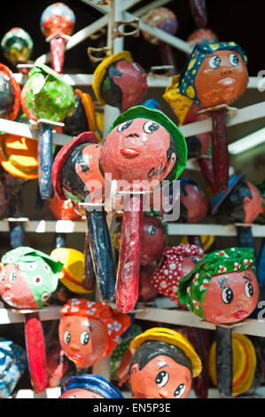 Vertikale Ansicht von bunten handbemalt Maracas auf dem Display in Kuba. Stockfoto