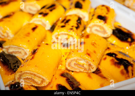 Tablett mit jede Menge leckere portugiesische Gebäck. Lissabon, Portugal Stockfoto