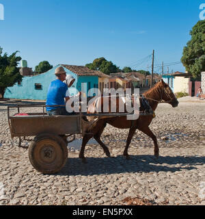 Quadratische Blick auf ein Pferd und Wagen in Trinidad, Kuba. Stockfoto