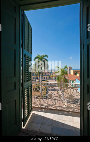 Vertikale Blick durch ein Fenster der Plaza Mayor in Trinidad, Kuba. Stockfoto