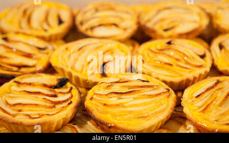 Tablett mit jede Menge leckere portugiesische Gebäck. Lissabon, Portugal Stockfoto