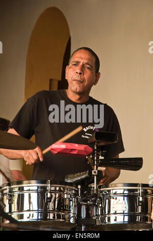 Vertikale Porträt des Schlagzeugers in einer live-Salsa-Band in Trinidad, Kuba. Stockfoto