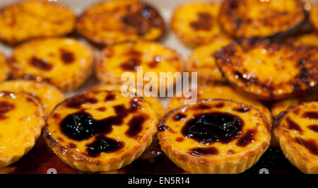 Tablett mit jede Menge leckere portugiesische Gebäck. Lissabon, Portugal Stockfoto