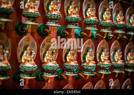 Reihen von schön, kunstvoll geschnitzten und bunt bemalten, identische Skulpturen im Innern der Buddha Tooth Relic Temple in Singa Stockfoto