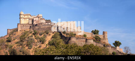 Auf einem Hügel gebaut, Kumbhalgarh Festung, eine alte, 15. Jahrhundert Mewar Redout mit den zinnenbewehrten Zinnen steht Uhr über eine Stockfoto