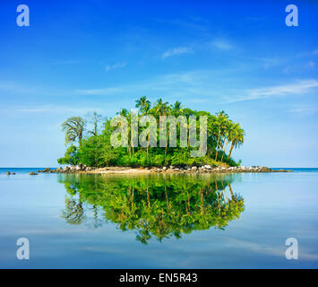 Kräftige, tropischen Farben dieser hübsche kleine Insel unter einem sonnigen Himmel spiegelt sich in eine nahezu perfekte Spiegelbild in den Gläsern, Stockfoto