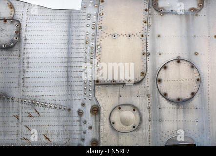 Abstrakte Vintage Silber Metall-Hintergrund mit Nieten und Schrauben. Bestandteil der Shell-Beschichtung von alten Flugzeugen. Stockfoto