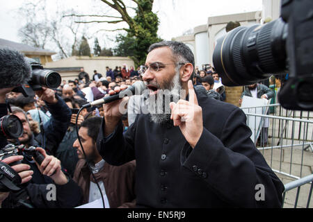 Prediger Anjem Choudary befasst sich eine Menschenmenge vor Regents Park Moschee Muslime Stimmen bei den Parlamentswahlen entmutigend. Stockfoto