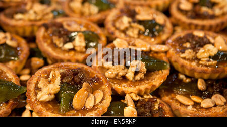 Tablett mit jede Menge leckere portugiesische Gebäck. Lissabon, Portugal Stockfoto