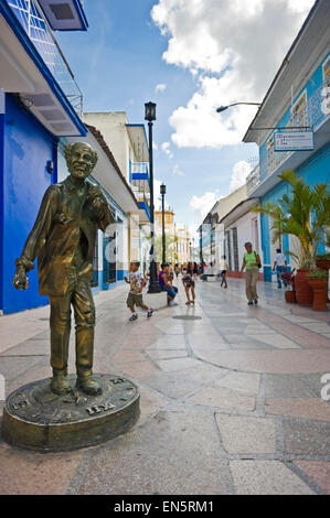 Vertikale Ansicht einer Bronzestatue in Sancti Spiritus, Kuba Stockfoto