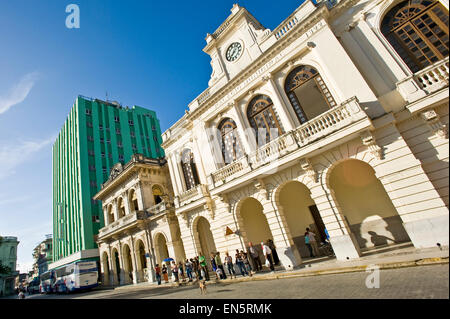 Horizontale Straßenansicht des Santa Clara Libre Hotel in Parque Vidal in Santa Clara, Kuba Stockfoto