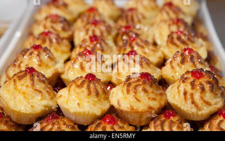 Tablett mit jede Menge leckere portugiesische Gebäck. Lissabon, Portugal Stockfoto