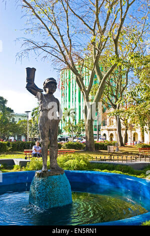 Vertikale Nahaufnahme von El Niño De La Bota (Boy mit dem Boot) Bronze-Statue in Parque Vidal in Santa Clara. Stockfoto