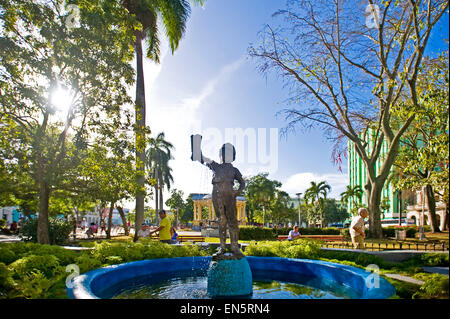 Horizontale Ansicht von El Niño de la bota Bronze Statue im Parque Vidal in Santa Clara. Stockfoto