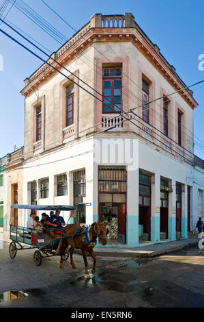 Vertikale Sicht auf ein Pony und Falle mit Passagieren in Santa Clara. Stockfoto