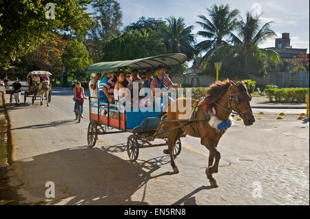 Horizontale Sicht auf ein Pony und Falle mit Passagieren in Santa Clara. Stockfoto