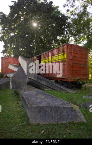 Vertikale Ansicht der entgleiste Fahrzeuge im Armoured Train Museum in Santa Clara. Stockfoto