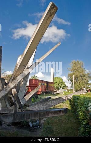 Vertikale Ansicht der entgleiste Fahrzeuge im Armoured Train Museum in Santa Clara. Stockfoto