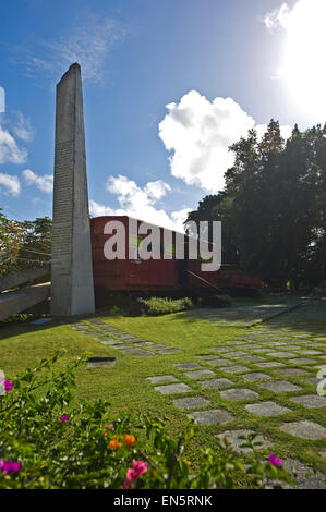 Vertikale Ansicht des Entgleisten Autos und der Obelisk zu Che Guevara an der Gepanzerte Train Museum in Santa Clara gewidmet. Stockfoto