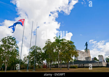 Horizontale Weitwinkelaufnahme des Platzes am Mausoleo Che Guevara in Santa Clara. Stockfoto