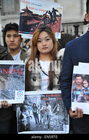 Trafalgar Square, London, UK. 28. April 2015. Mitglieder des britischen nepalesische Gemeinschaft halten Gebete auf dem Trafalgar Square für die betroffenen des Erdbebens, die mehr als 4.500 Menschen in Nepal getötet hat. "Betet für Nepal", Vigil wird vom Londoner Universitäten Nepali Gesellschaft organisiert. Bildnachweis: Matthew Chattle/Alamy Live-Nachrichten Stockfoto